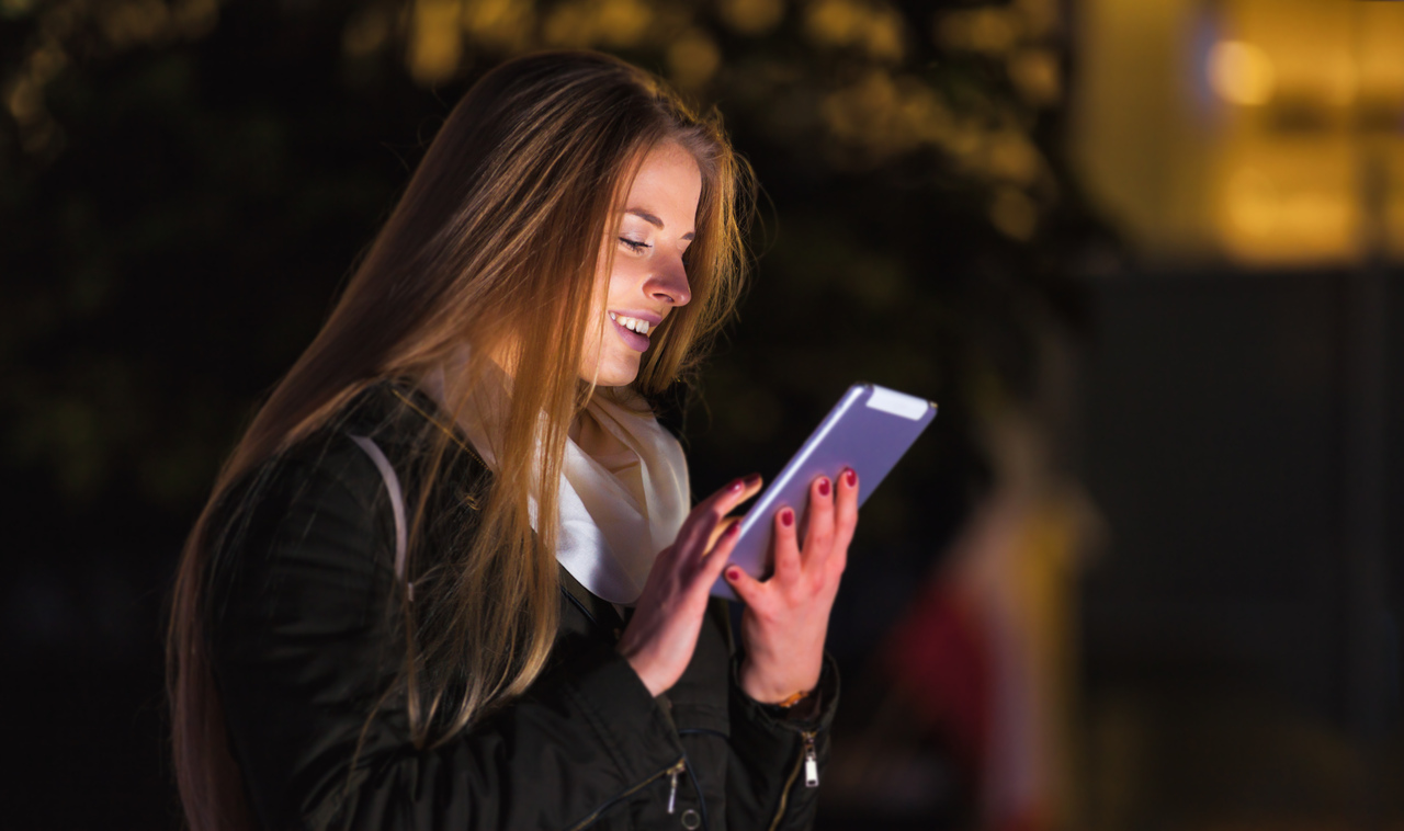 beautiful woman using tablet in the city at night 2024 10 31 04 19 35 utc Easy Resize.com